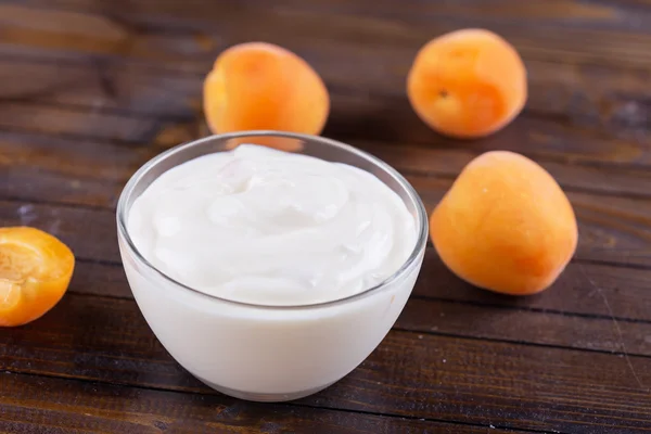 Joghurt mit Aprikosen — Stockfoto