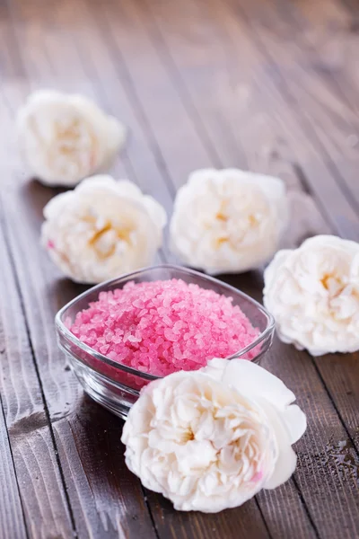 Sea salt with roses — Stock Photo, Image