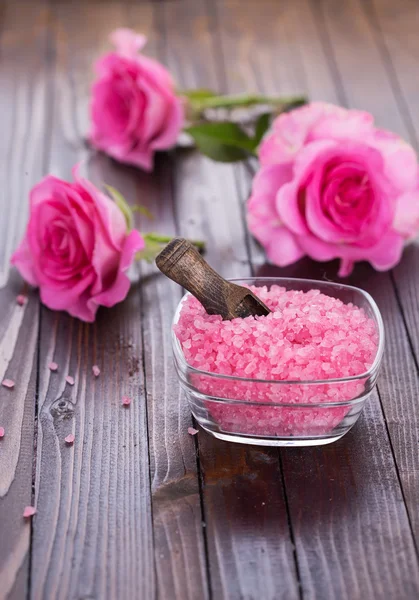 Meersalz mit Rosen — Stockfoto