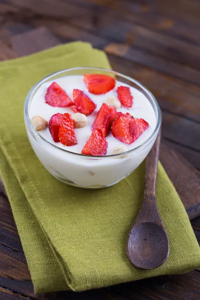 Dessert-Joghurt mit Sternbeeren — Stockfoto