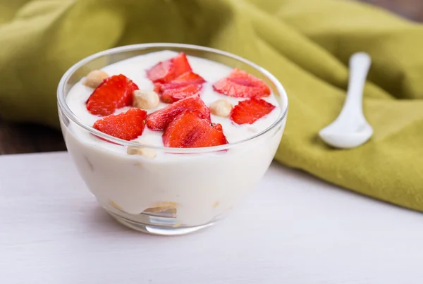 Dessert yoghurt met starwberries — Stockfoto