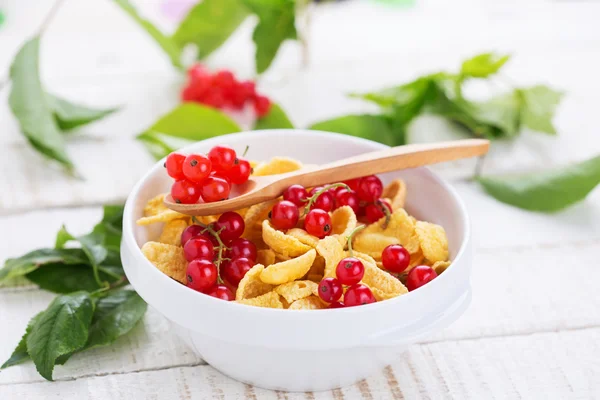 Cornflakes with red currant — Stock Photo, Image