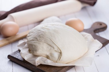 ahşap tahta üzerinde hamur