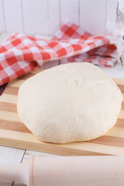 ahşap tahta üzerinde hamur