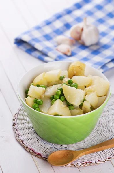 Pommes de terre bouillies et pois verts — Photo
