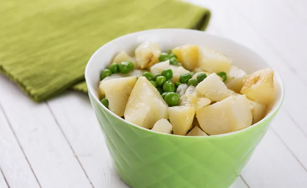 Gekookte aardappel en groene erwten — Stockfoto