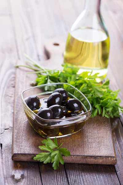 Aceitunas negras en tazón —  Fotos de Stock