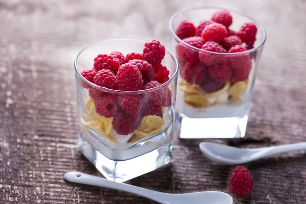 Desserts mit Himbeeren — Stockfoto