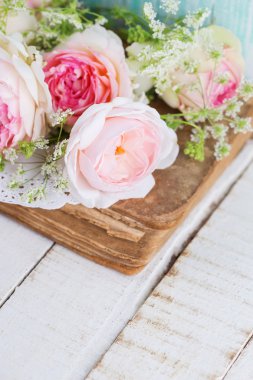 eski kitap üzerine gül