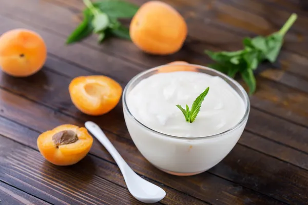 Yoghurt med aprikoser — Stockfoto