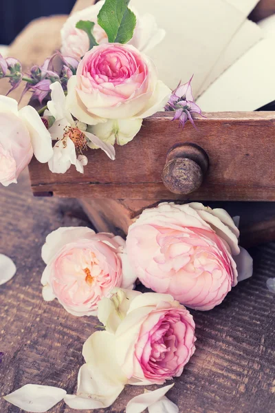 Rosas frescas na caixa — Fotografia de Stock