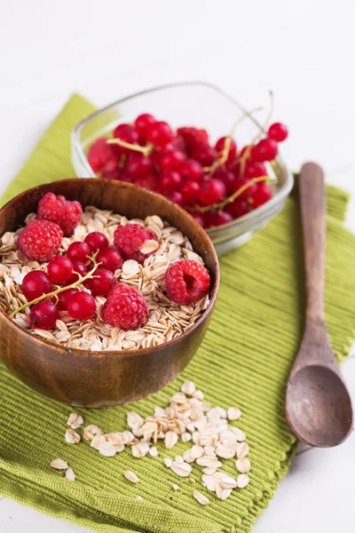 Fiocchi d'avena con bacche — Foto Stock