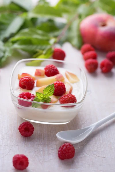 Jogurt z brzoskwiniami — Zdjęcie stockowe