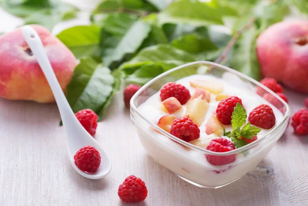 Joghurt mit Pfirsichen — Stockfoto