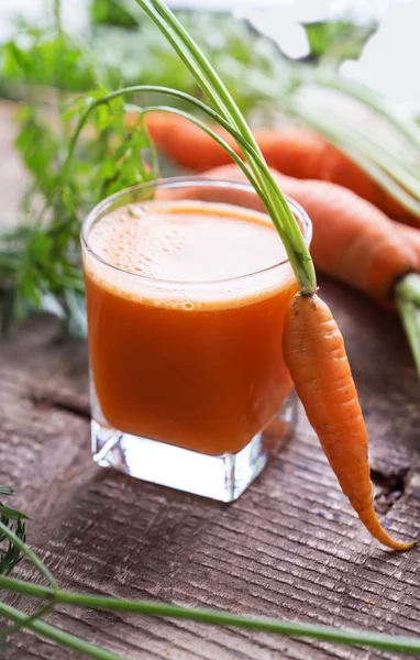 Färsk morotsjuice — Stockfoto