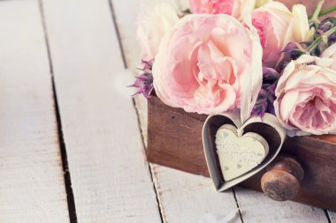 Gül ve dekoratif kalp