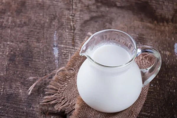 Mjölk i pitcher — Stockfoto