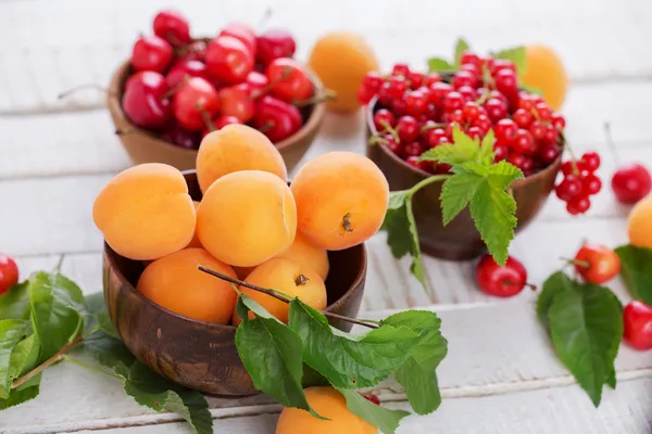 Frutas y bayas frescas —  Fotos de Stock