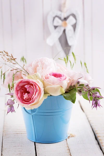 Ansichtkaart met bloemen en hart — Stockfoto