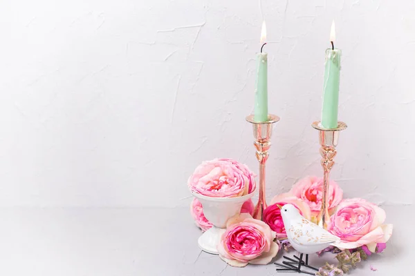 Sommerrosa Rosen Blumen Dekorative Vögel Und Brennende Kerzen Auf Grauem — Stockfoto