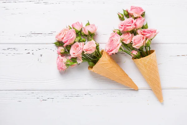 Tarjeta Felicitación Con Conos Gofre Con Rosas Rosadas Sobre Fondo —  Fotos de Stock
