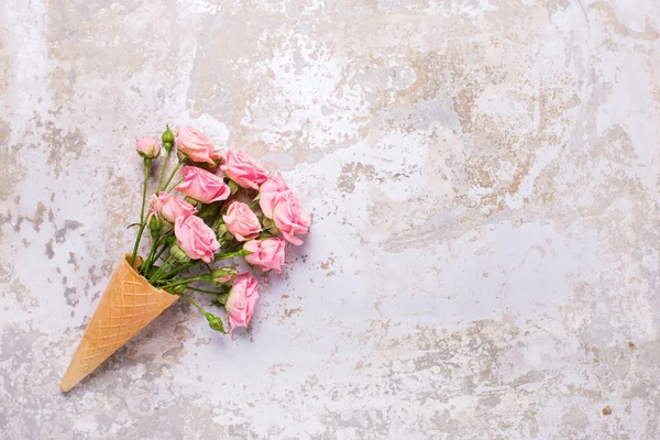 Flores Rosas Coradas Frescas Cone Waffle Fundo Cinza Texturizado Lugar — Fotografia de Stock