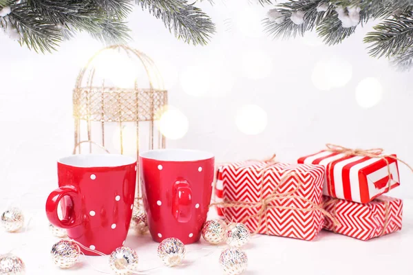 Zimowa Kartka Pozdrowieniami Czerwonymi Kubkami Lub Filiżankami Gorącą Herbatą Kawą — Zdjęcie stockowe