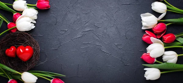 Röda Dekorativa Hjärtan Boet Och Ljusa Tulpaner Vårblommor Rustika Trä — Stockfoto