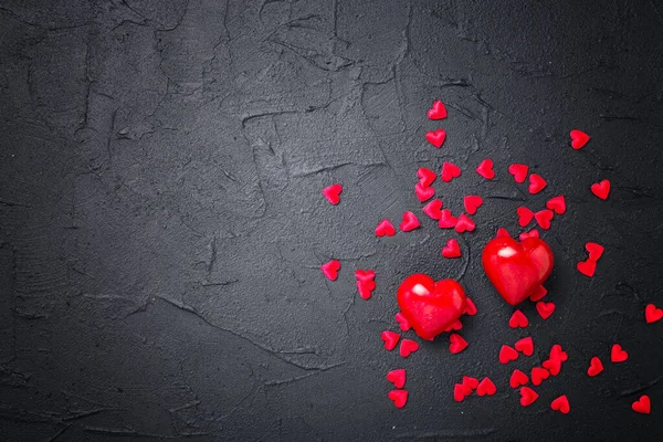 Πολλές Διαφορετικές Κόκκινες Καρδιές Μαύρο Φόντο Σχιστόλιθου Επίπεδη Ξαπλώστρα Φόντο — Φωτογραφία Αρχείου