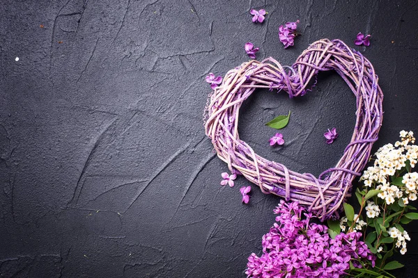 Pozdrowienie Pocztówka Dekoracyjnym Sercem Kolorowe Wiosenne Kwiaty Lilii Czarnym Teksturowanym — Zdjęcie stockowe