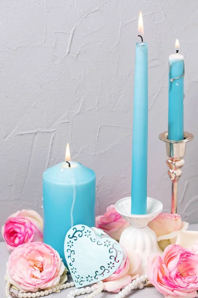 낭만적 배경에는 상록수 테이블 위에서 촛불을 밝히는 선택적 집중입니다 문자를 — 스톡 사진