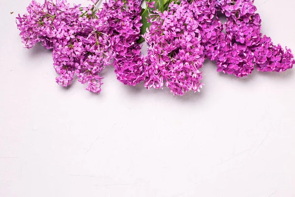 Fondo Con Flores Color Lila Primavera Mesa Textura Blanca Enfoque —  Fotos de Stock