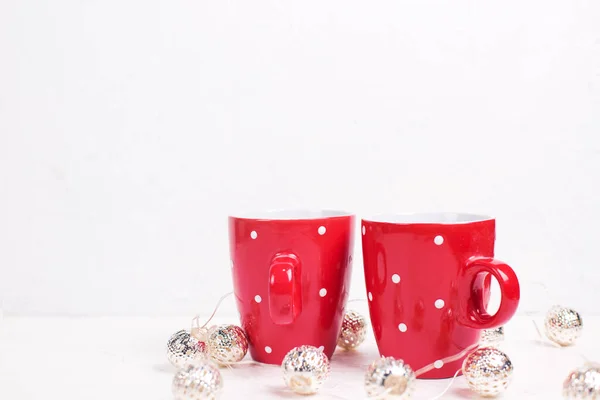 Dwie Czerwone Kubki Lub Filiżanki Gorącą Herbatą Kawą Lub Kakao — Zdjęcie stockowe