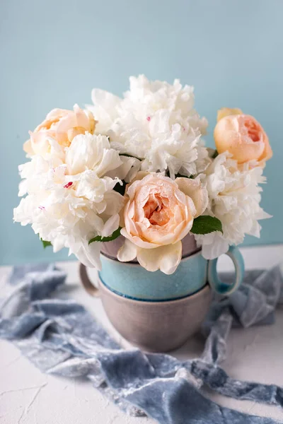 花瓶の青を背景に赤面カラフルな夏のバラや牡丹の花のポストカード 選択的フォーカス まだ生きてる ロマンチックな背景 — ストック写真