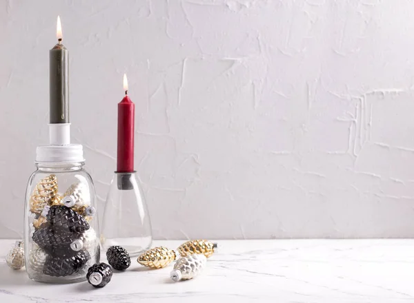 Decoraciones Escandinavas Navidad Candelabros Vidrio Con Conos Decorativos Dorados Negros — Foto de Stock