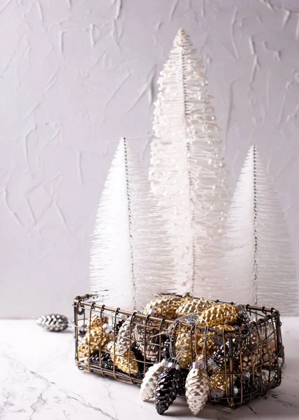Χριστουγεννιάτικα Στολίδια Μεταλλικό Κουτί Γυάλινο Χρυσό Μαύρο Ασημί Διακοσμητικούς Κώνους — Φωτογραφία Αρχείου