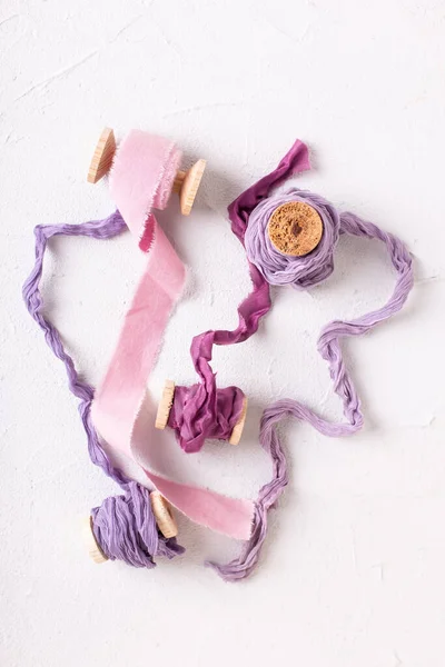 Rosa Lavendel Violett Lila Seidenbänder Auf Texturiertem Weißem Hintergrund Stillleben — Stockfoto