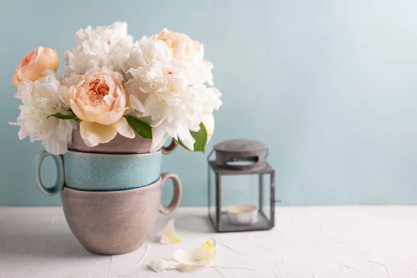 Una Postal Bodegón Tiernas Rosas Verano Colores Peonías Flores Pequeña —  Fotos de Stock