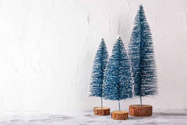 Fondo Con Decoraciones Año Nuevo Tres Decorativos Árboles Vacaciones Azules — Foto de Stock