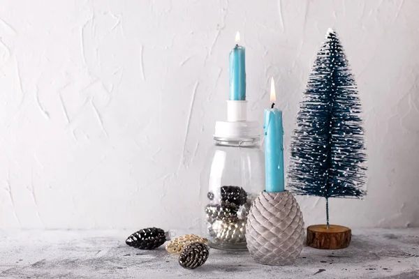 Composición Con Decoraciones Año Nuevo Velas Azules Ardientes Candelabro Cristal — Foto de Stock