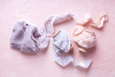 Açık mavi, lavanta rengi ve pembe arkaplanda pembe ipek kurdeleler. Durgun hayat. Düz yatıyordu. Düğün için. Romantik kartpostal.