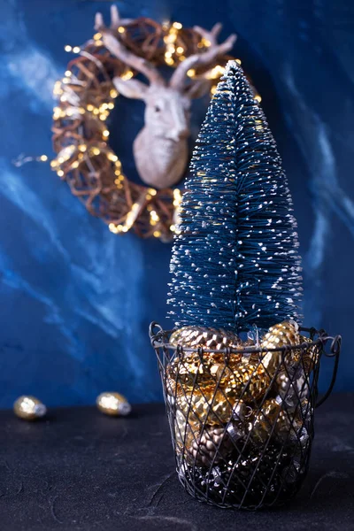 Πρωτοχρονιάτικα Στολίδια Μπλε Και Χρυσό Διακοσμητικό Μπλε Δέντρο Διακοπών Καλάθι — Φωτογραφία Αρχείου