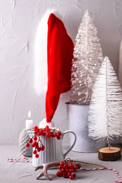 Weihnachtsschmuck Grau Rot Und Blau Krug Mit Winterbeeren Brennender Kerze — Stockfoto