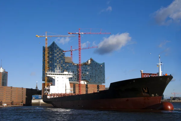 Schip en de elbe philharmonic hall — Stockfoto