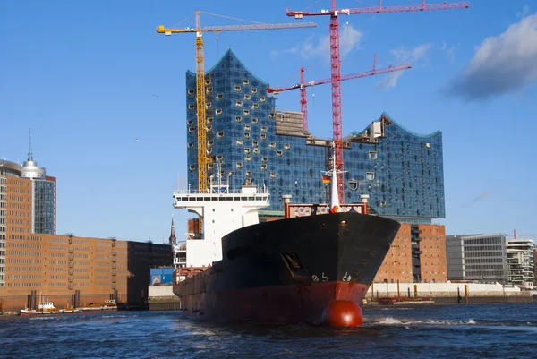 Schiff und die Elbphilharmonie — Stockfoto