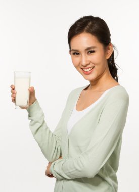 Süt içen genç kadın.