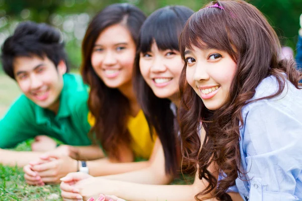 Jóvenes asiáticos — Foto de Stock