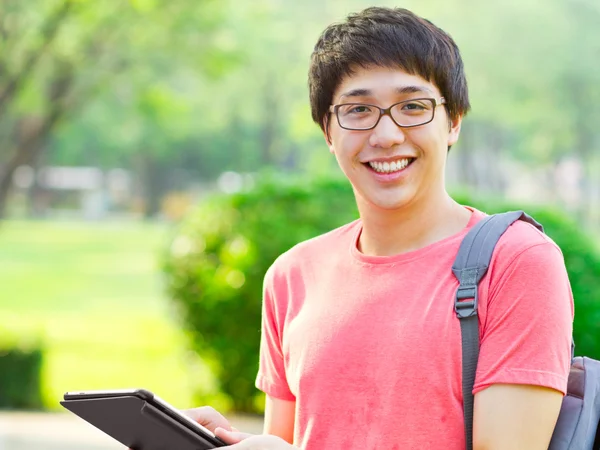 Asiatique étudiant à l'aide tablette — Photo