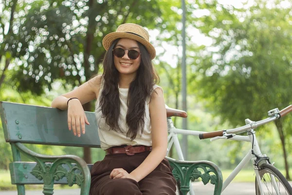 Jovem mulher relaxante no parque. — Fotografia de Stock