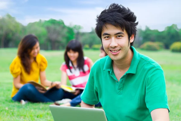 Estudiantes paseando por el parque . —  Fotos de Stock